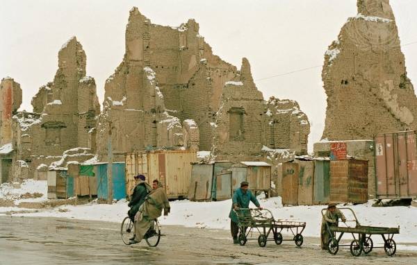 Krigsødelæggelser fra borgerkrigen. Foto: UN Photo/Eskinder Debebe (2002).